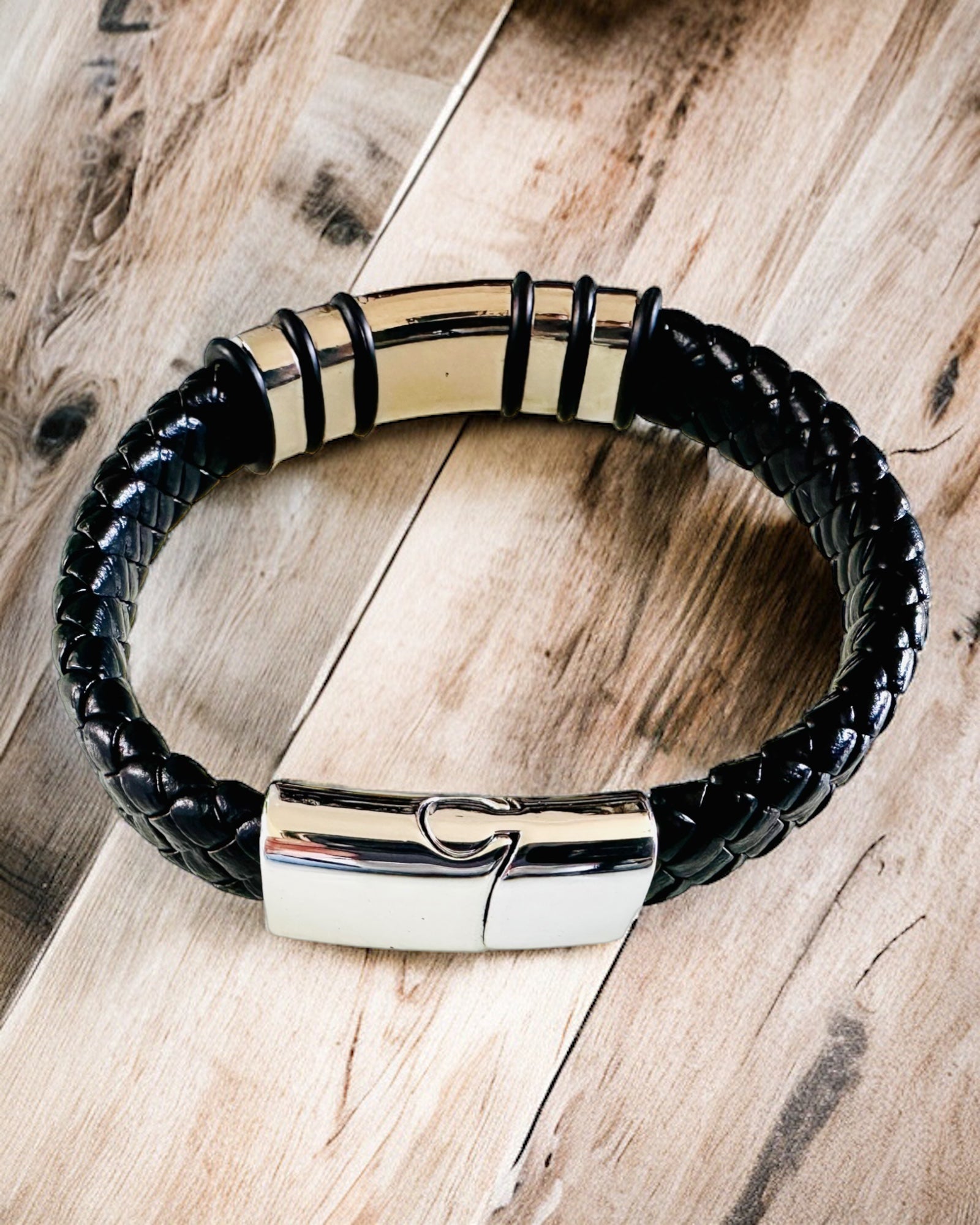 Modische Hip Hop Armbanduhr für Männer mit individuellem Gravur und magnetischem Verschluss – Wählen Sie den Stil mit silbernen oder goldenen Akzenten, 22cm PU-Leder