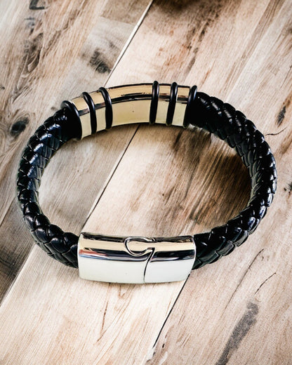 Bracelet de mode Hip Hop pour hommes avec gravure sur commande et fermoir magnétique – Choisissez le style avec des accents argentés ou dorés, 22 cm en cuir PU