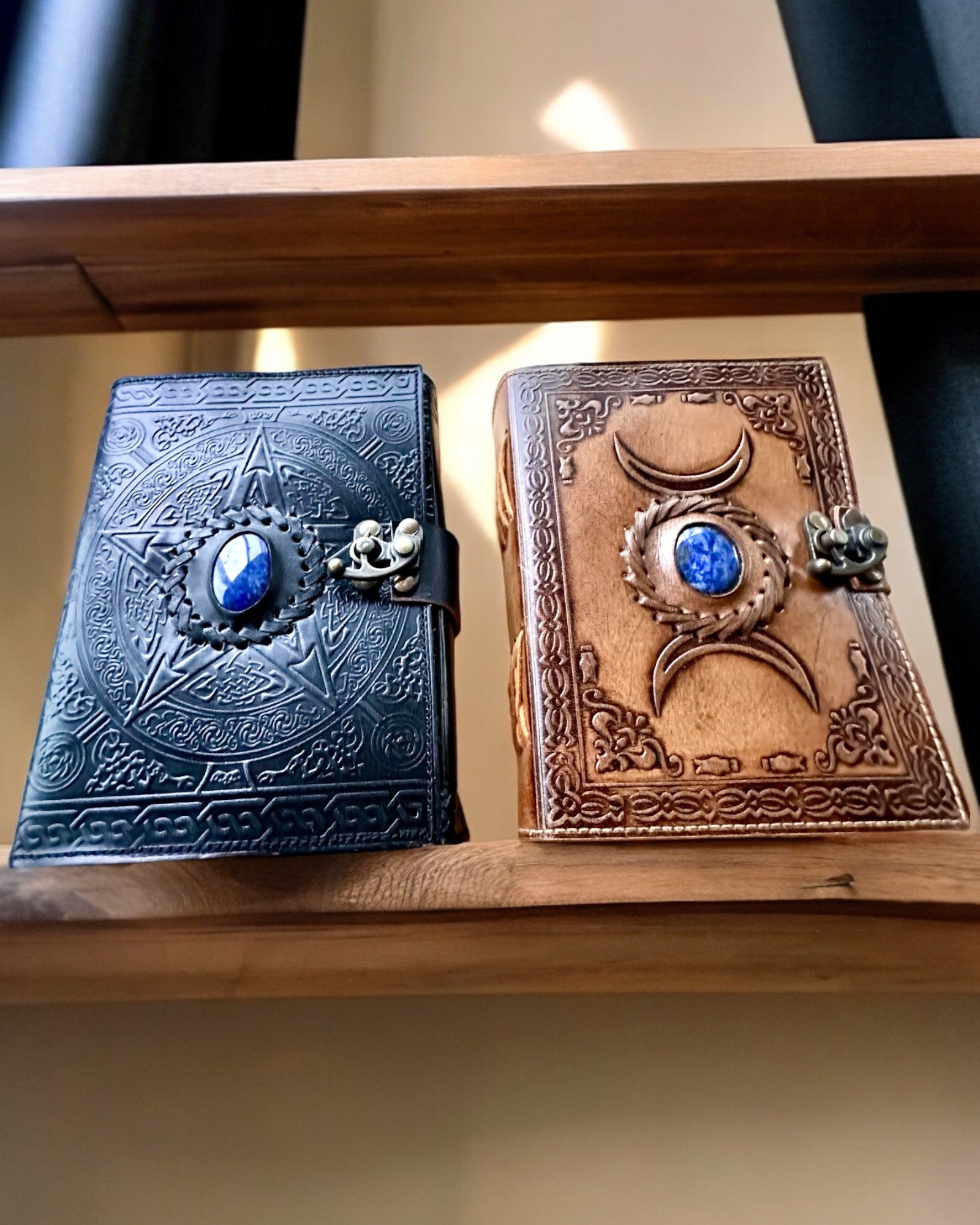 Journal Premium, Modèle Antique, Carnet en Cuir "Chronique Magique" 200 pages, 2 variantes au choix, possibilité de personnalisation par gravure.