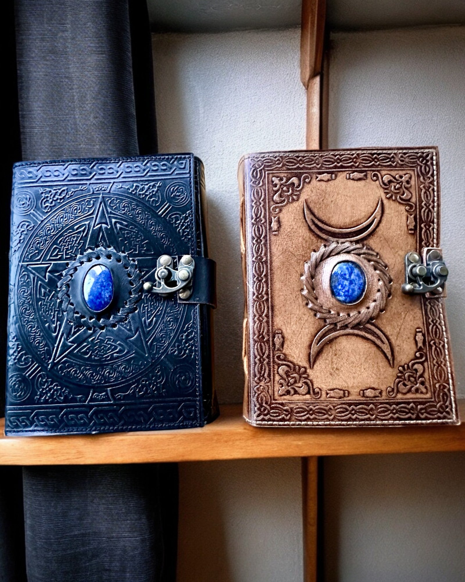 Journal Premium, Modèle Antique, Carnet en Cuir "Chronique Magique" 200 pages, 2 variantes au choix, possibilité de personnalisation par gravure.