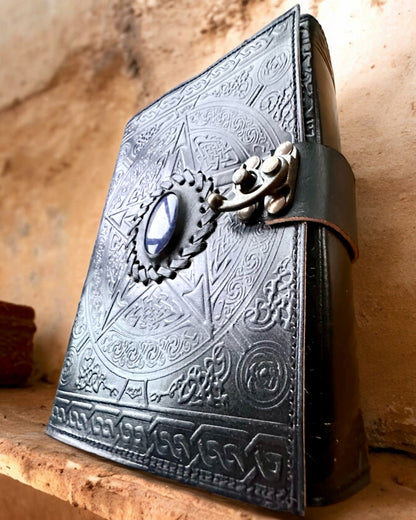 Journal Premium, Modèle Antique, Carnet en Cuir "Chronique Magique" 200 pages, 2 variantes au choix, possibilité de personnalisation par gravure.