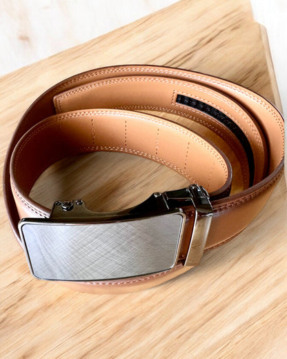 Ceinture en cuir brun pour homme avec boucle automatique, possibilité de personnalisation par gravure pour un cadeau.