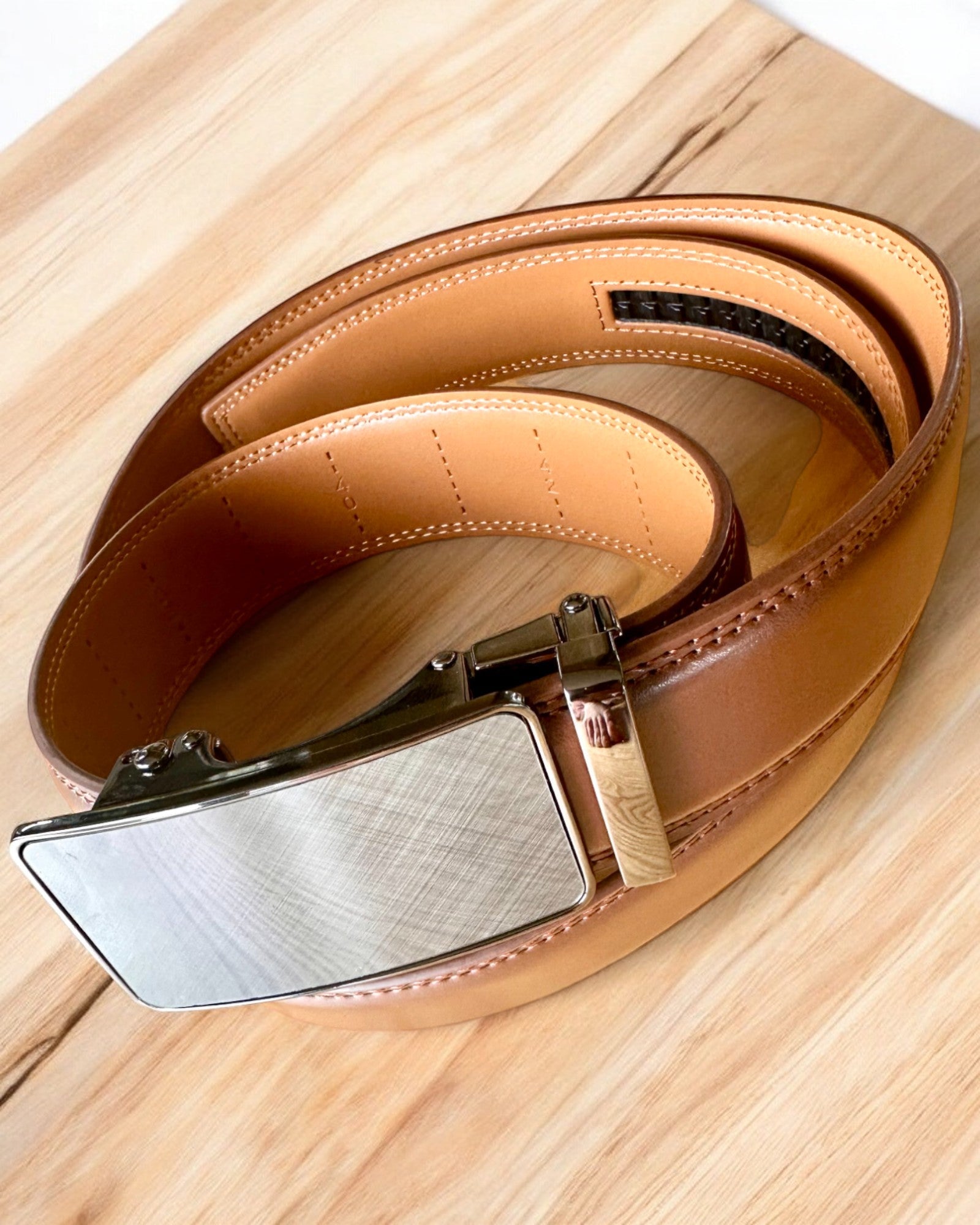 Ceinture en cuir brun pour homme avec boucle automatique, possibilité de personnalisation par gravure pour un cadeau.