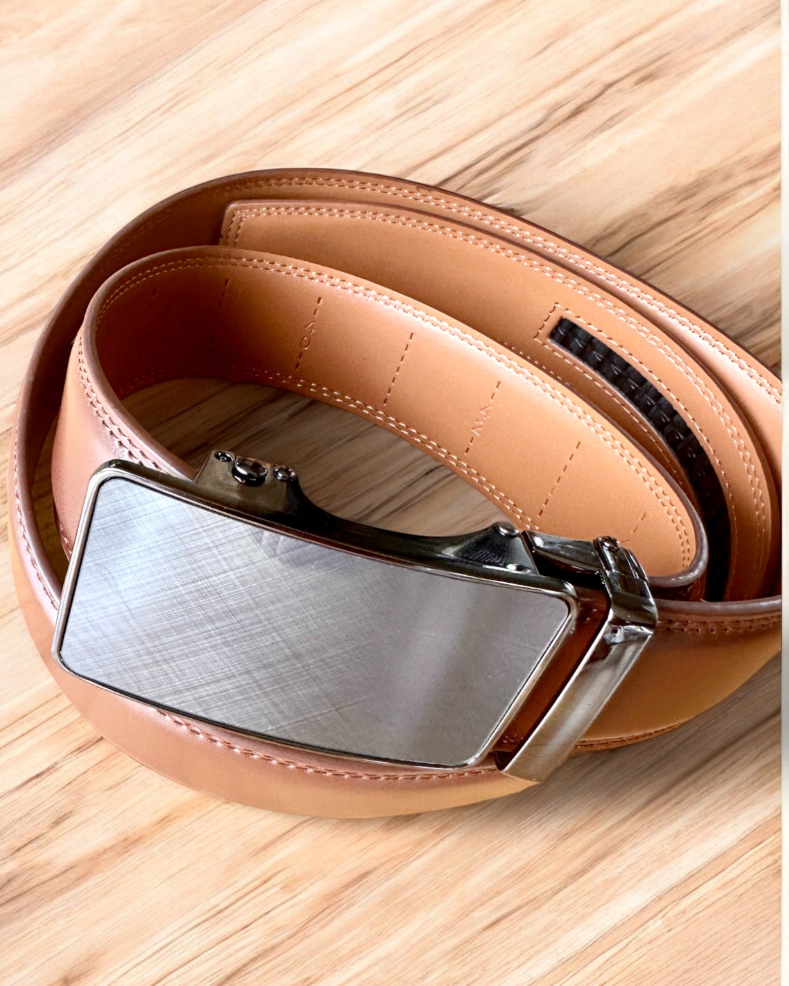 Ceinture en cuir brun pour homme avec boucle automatique, possibilité de personnalisation par gravure pour un cadeau.