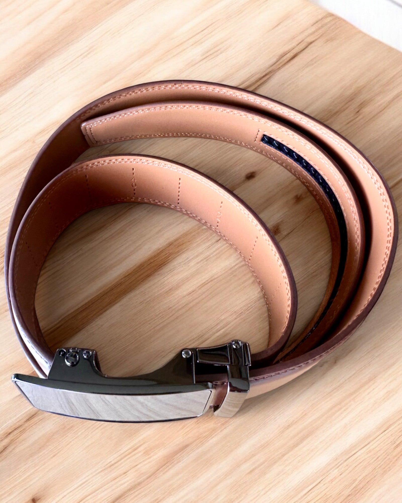 Ceinture en cuir brun pour homme avec boucle automatique, possibilité de personnalisation par gravure pour un cadeau.