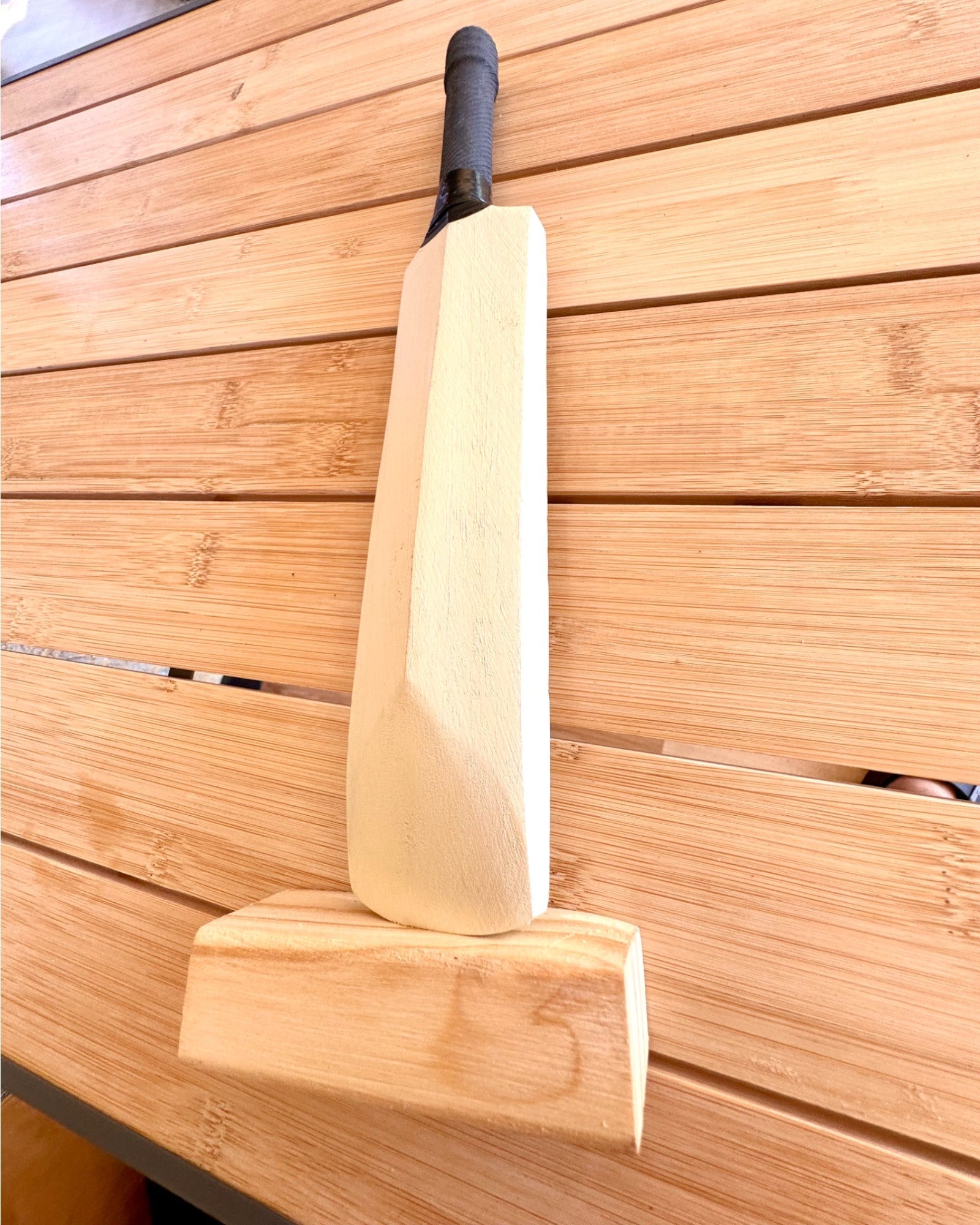 Holz-Cricket-Schläger mit Ständer - Dekoration, Ideal als Geschenk mit Gravurmöglichkeit