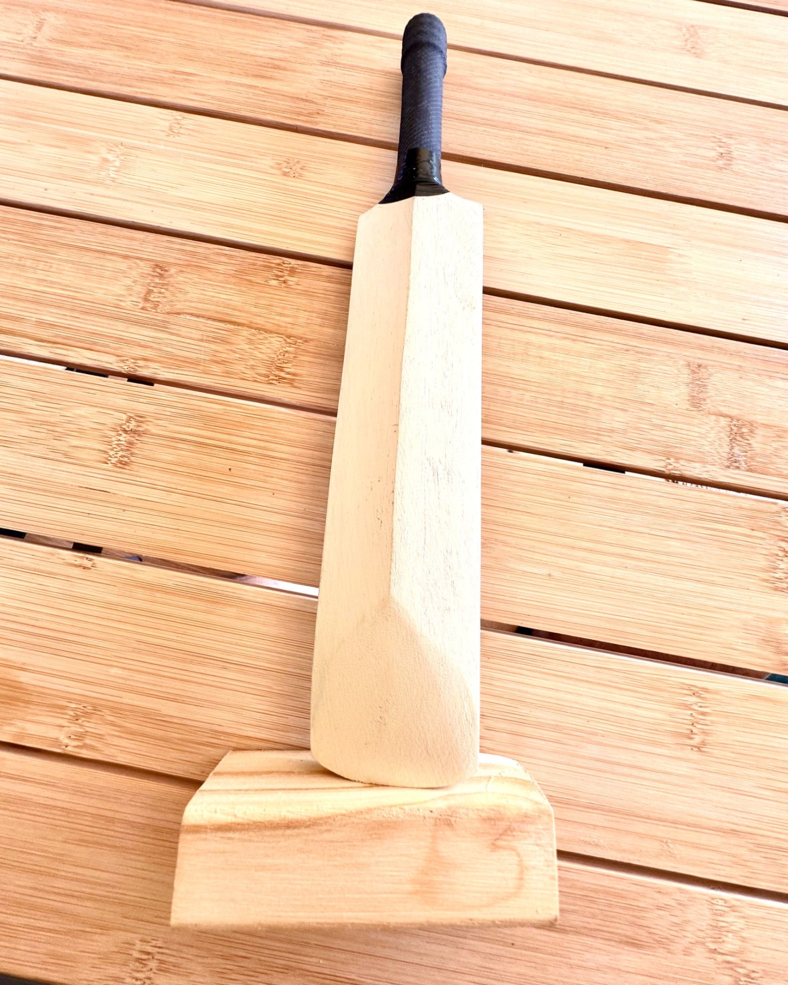 Holz-Cricket-Schläger mit Ständer - Dekoration, Ideal als Geschenk mit Gravurmöglichkeit