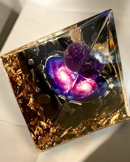 Pyramide Energetische Orgonit Kosmische Energie - Amulett mit Amethyst und Spänen