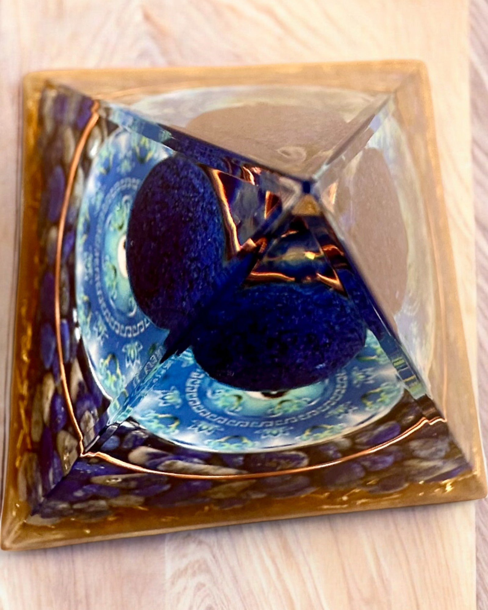 Pyramide Énergétique orgonite "Zenith" en Lapis Lazuli, idéale en cadeau