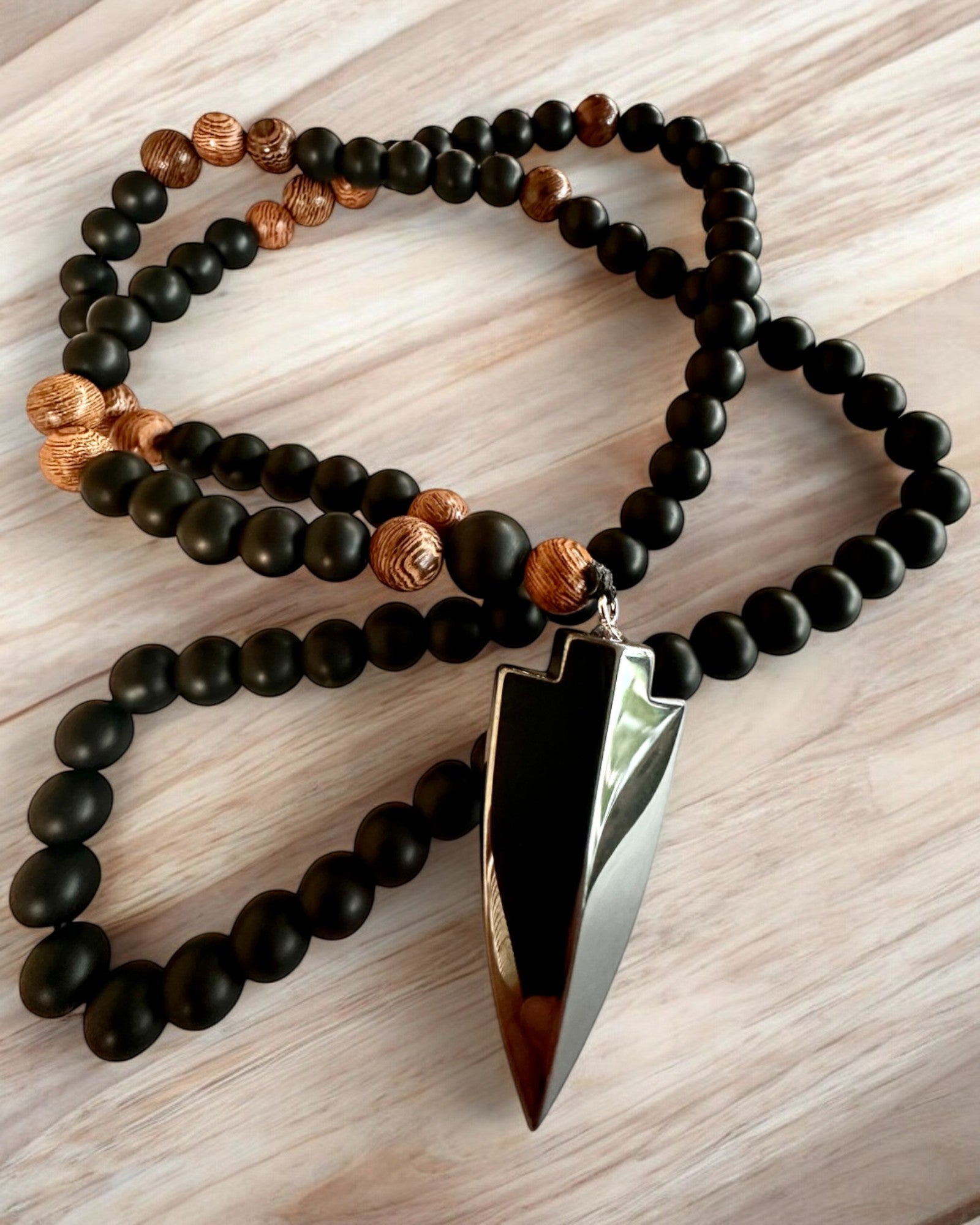 Flèche de Pouvoir – Collier en Obsidienne Noire et Perles en Bois, personnalisation par gravure pour un cadeau