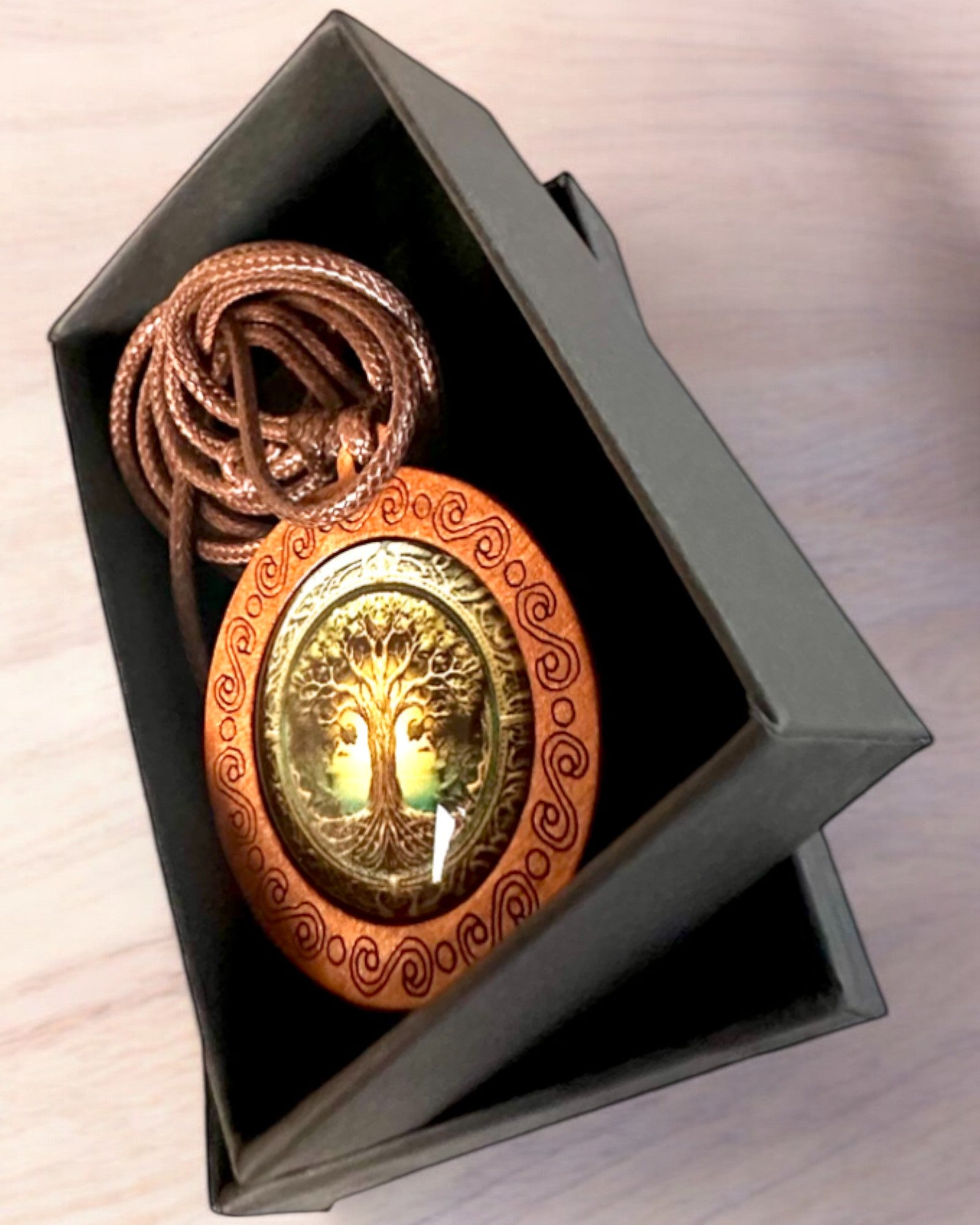 Amulette de Vie "Arbre des Ancêtres" - Collier Fait Main en Bois et Verre, possibilité de personnalisation par gravure pour un cadeau