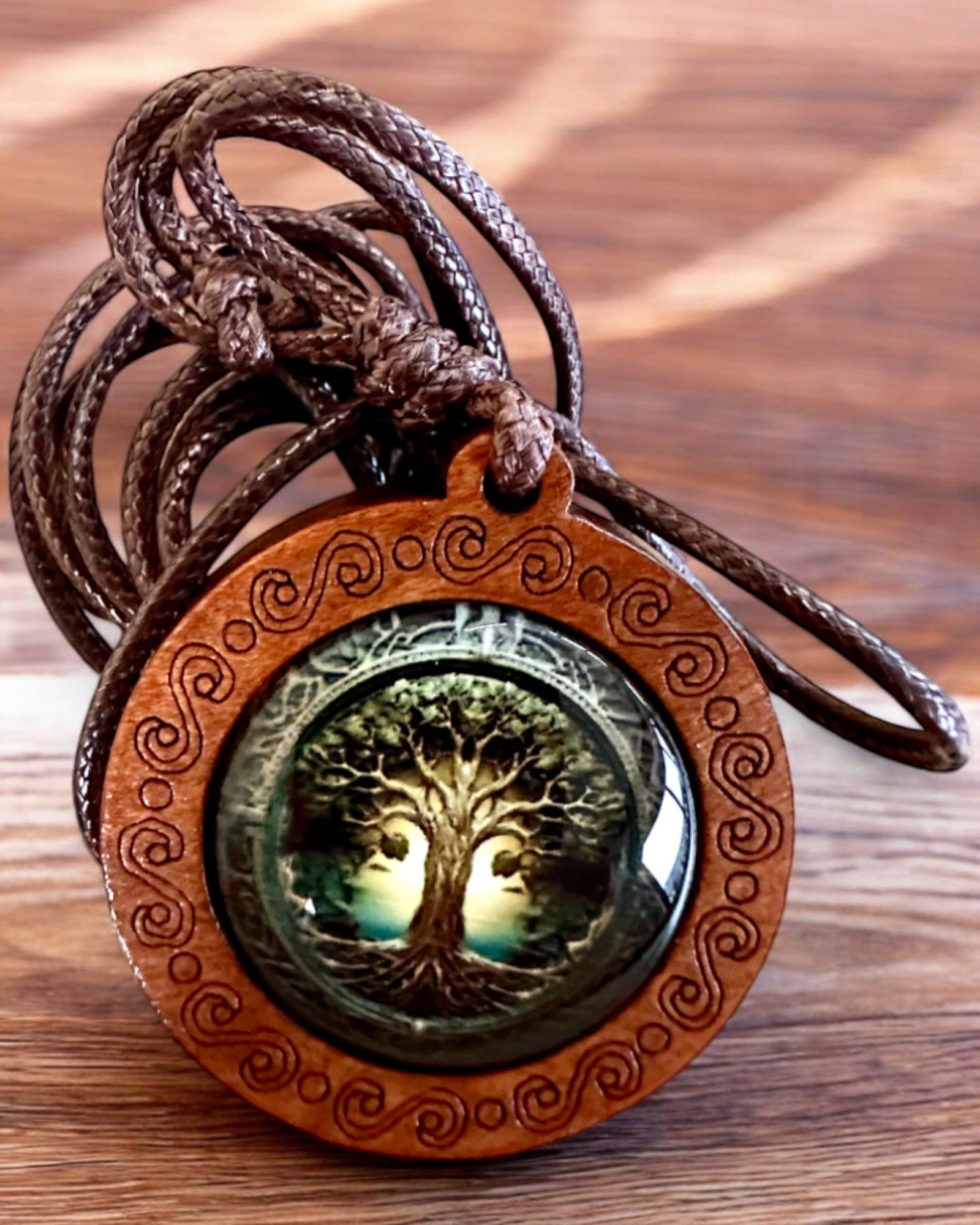 Amulet van het Leven "Voorouderboom" - Handgemaakte Houten en Glazen Ketting, mogelijkheid tot personalisatie met gravure als cadeau