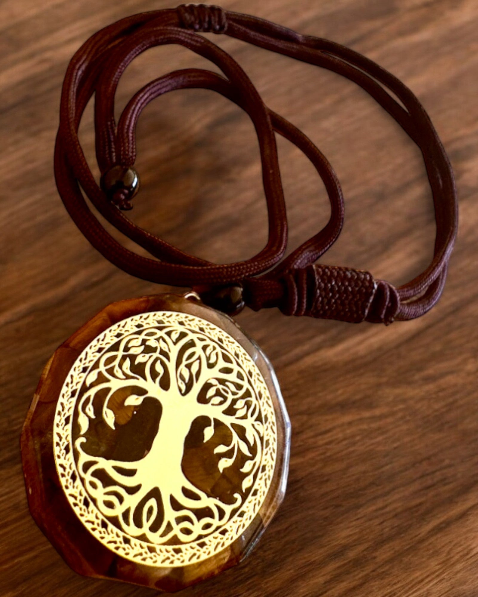 Amulette "Arbre de Vie" en œil de tigre, collier cadeau avec personnalisation par gravure