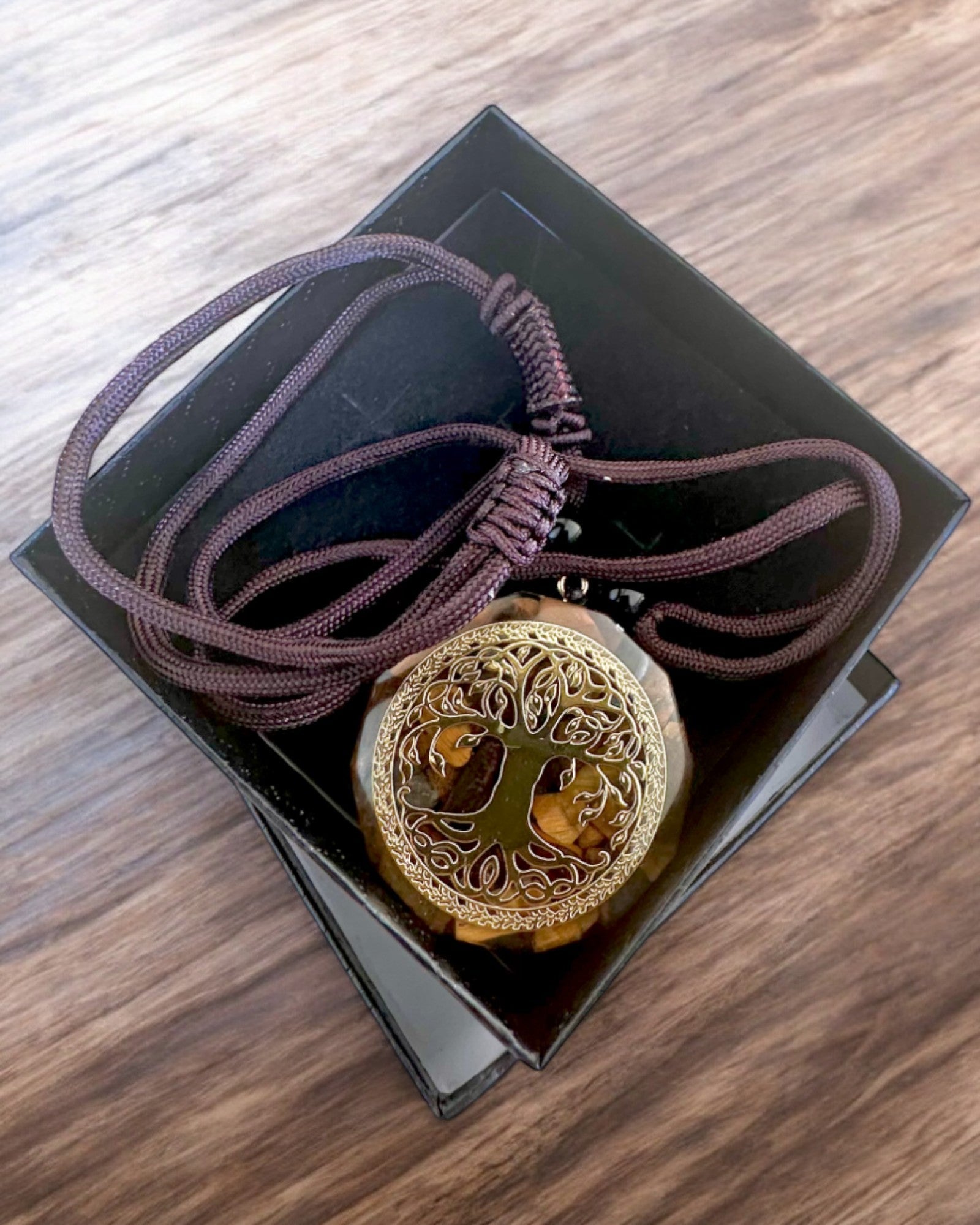 Amulette "Arbre de Vie" en œil de tigre, collier cadeau avec personnalisation par gravure