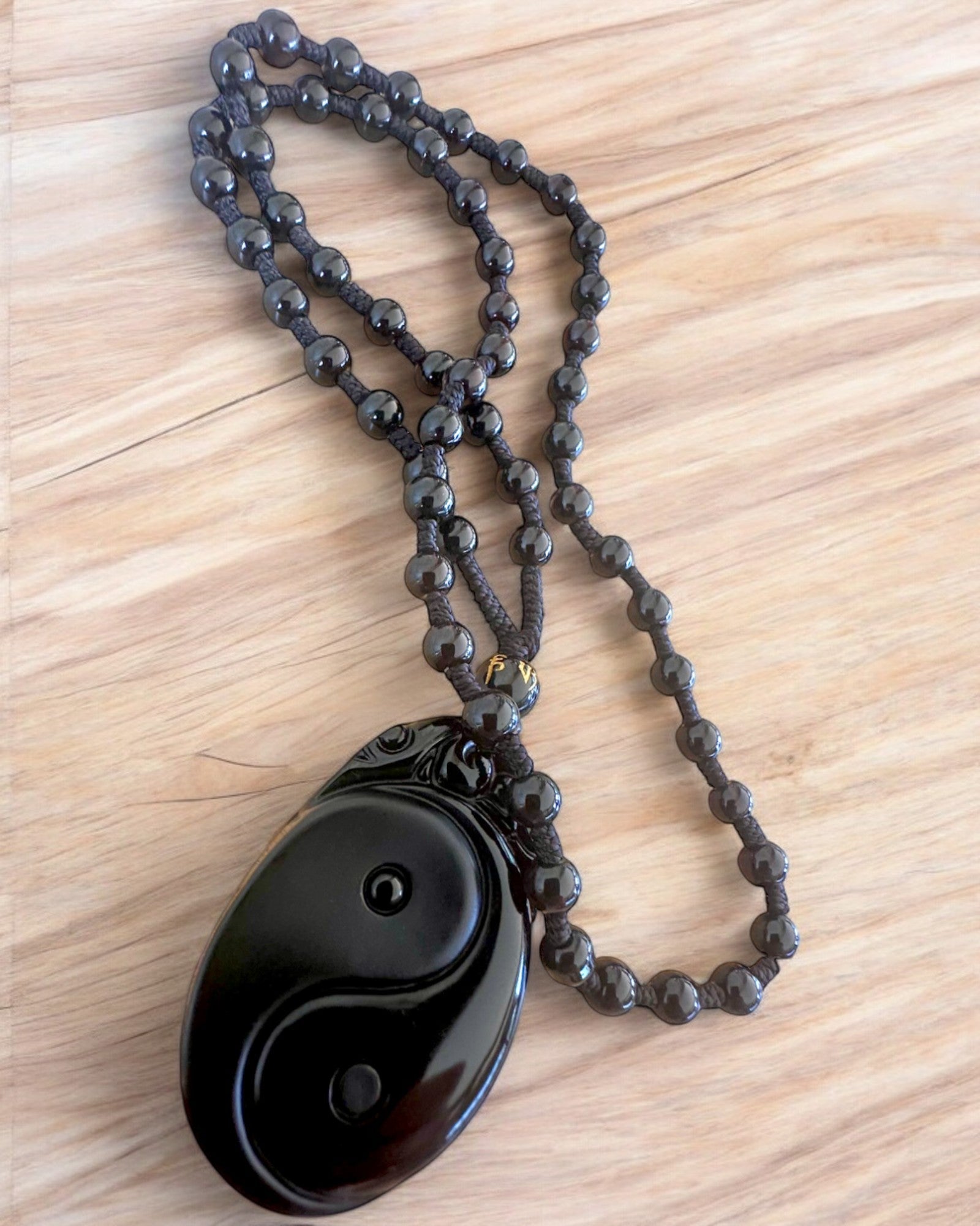 Obsidianowy Amulet Yin Yang z Grawerem - Harmonia i Ochrona, personalizacja grawerem na prezent