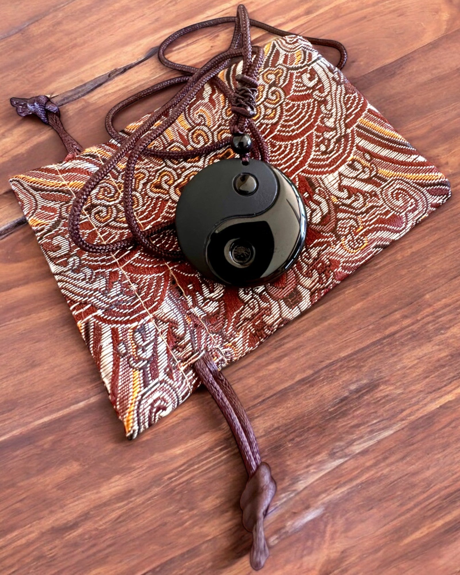 Boho-Halskette aus Obsidian Yin Yang Tai Chi, Möglichkeit zur Personalisierung mit Gravur als Geschenk