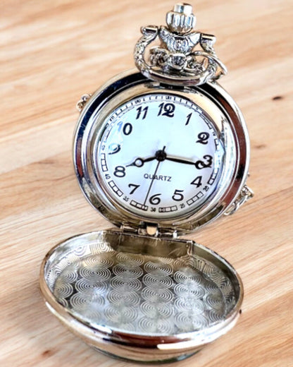 Taschenuhr "CloverTime" mit einem Motiv des vierblättrigen Kleeblatts, Möglichkeit zur Personalisierung mit Gravur als Geschenk.