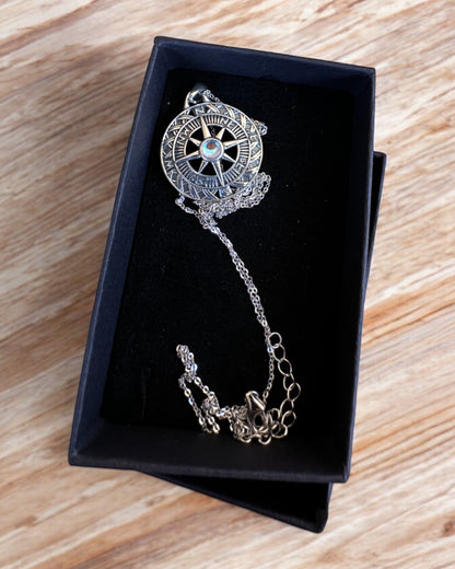 Amulette de Voyage Astral – Collier en Argent avec Gravure, personnalisation pour un cadeau