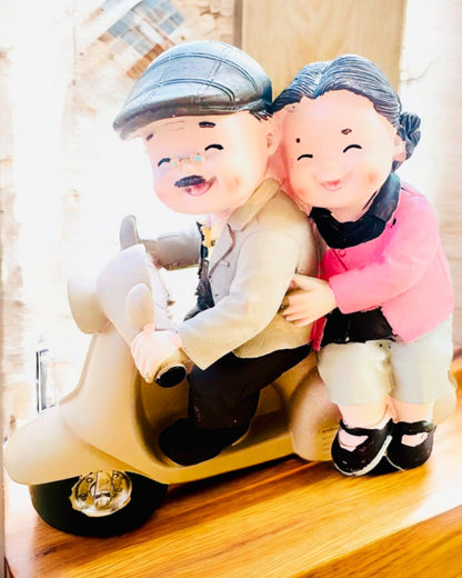 Figurine décorative Amoureux en scooter - personnalisation par gravure pour un cadeau