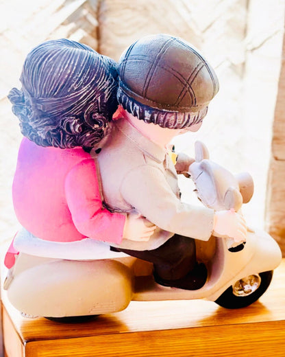 Figurine décorative Amoureux en scooter - personnalisation par gravure pour un cadeau