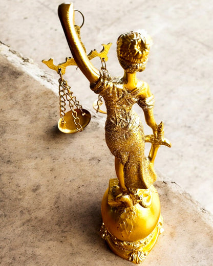 Statuette de la Déesse de la Justice – Décoration Artistique pour Étagère, Artisanat en Résine, personnalisation par gravure