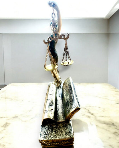 Statuette "Justicia 2" - Déesse de la Justice – Décoration Artistique pour Étagère, Artisanat en Résine, personnalisation par gravure