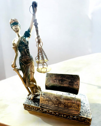 Statuette "Justicia 2" - Déesse de la Justice – Décoration Artistique pour Étagère, Artisanat en Résine, personnalisation par gravure