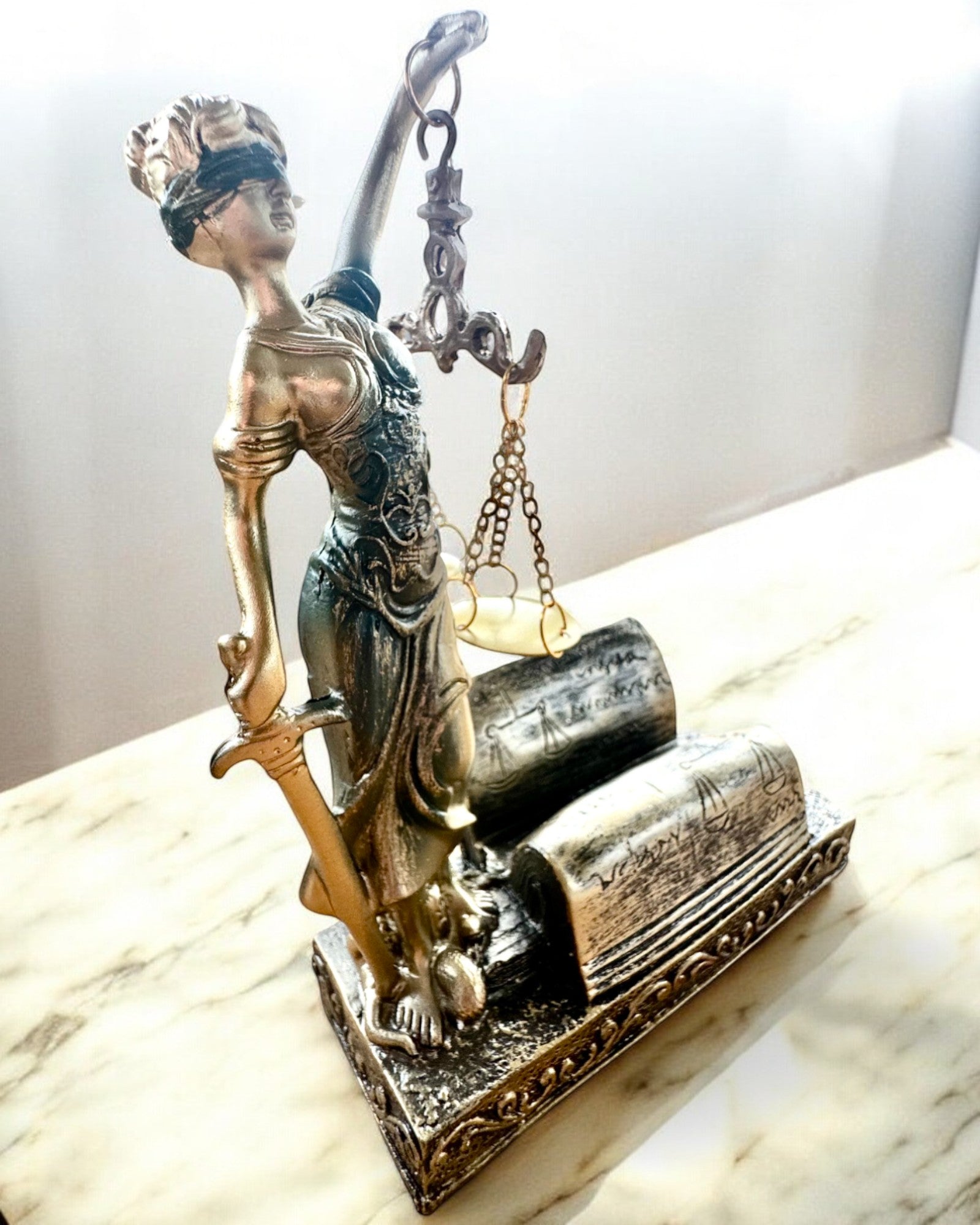 Statuette "Justicia 2" - Déesse de la Justice – Décoration Artistique pour Étagère, Artisanat en Résine, personnalisation par gravure