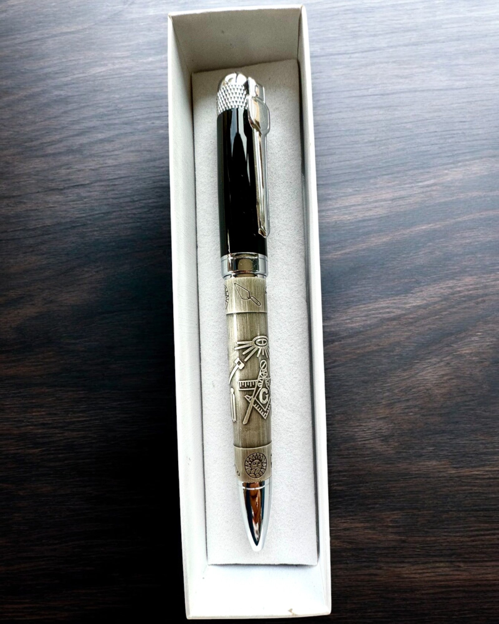 Stylo Élégant "Harmonie Maîtresse" avec Option de Gravure - Motifs Symboliques, Argent Ancien, possibilité de personnalisation par gravure pour un cadeau