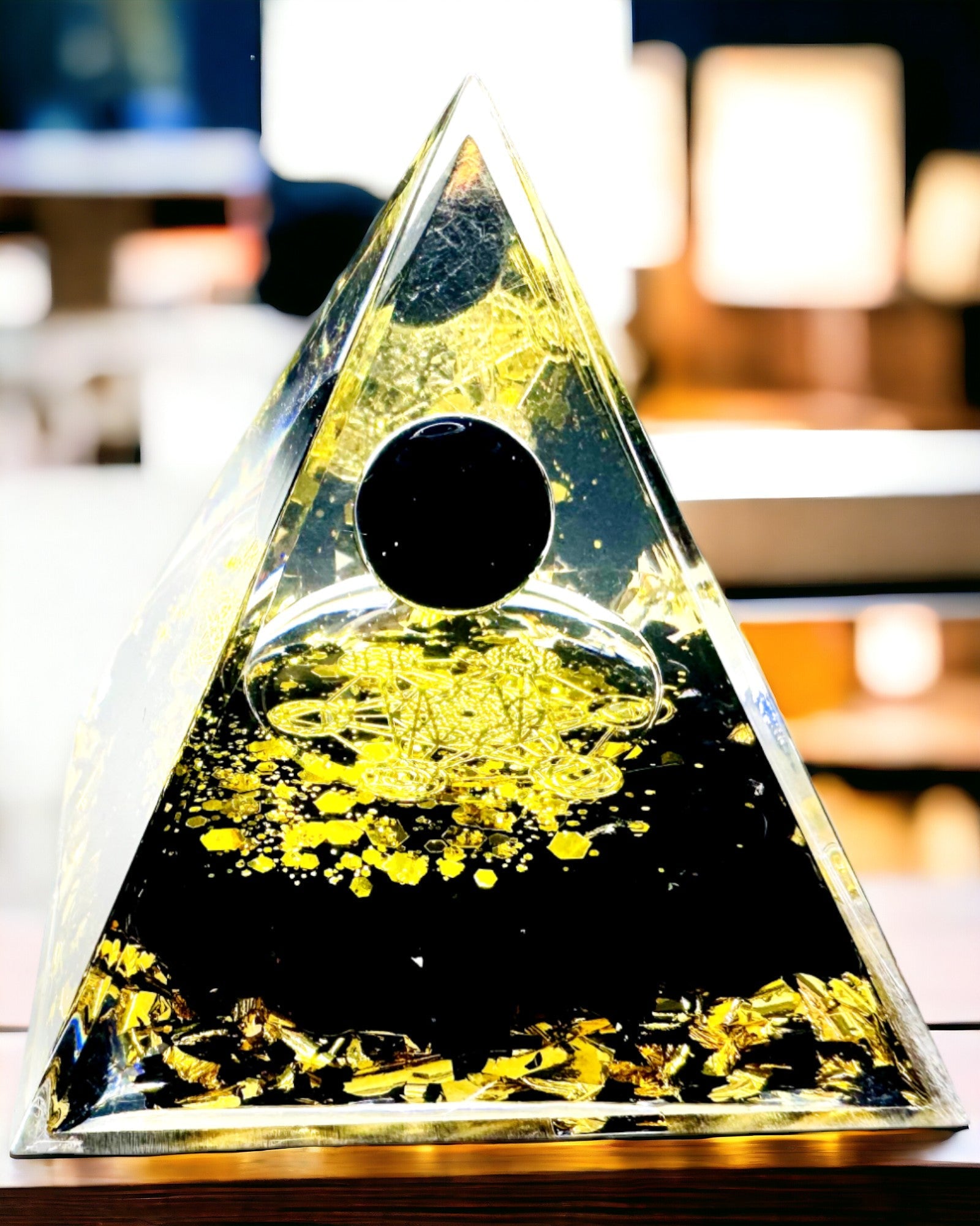 Kristallpyramide aus Amethyst - Bringt positive Energie und unterstützt die Meditation. Farbe gold-schwarz