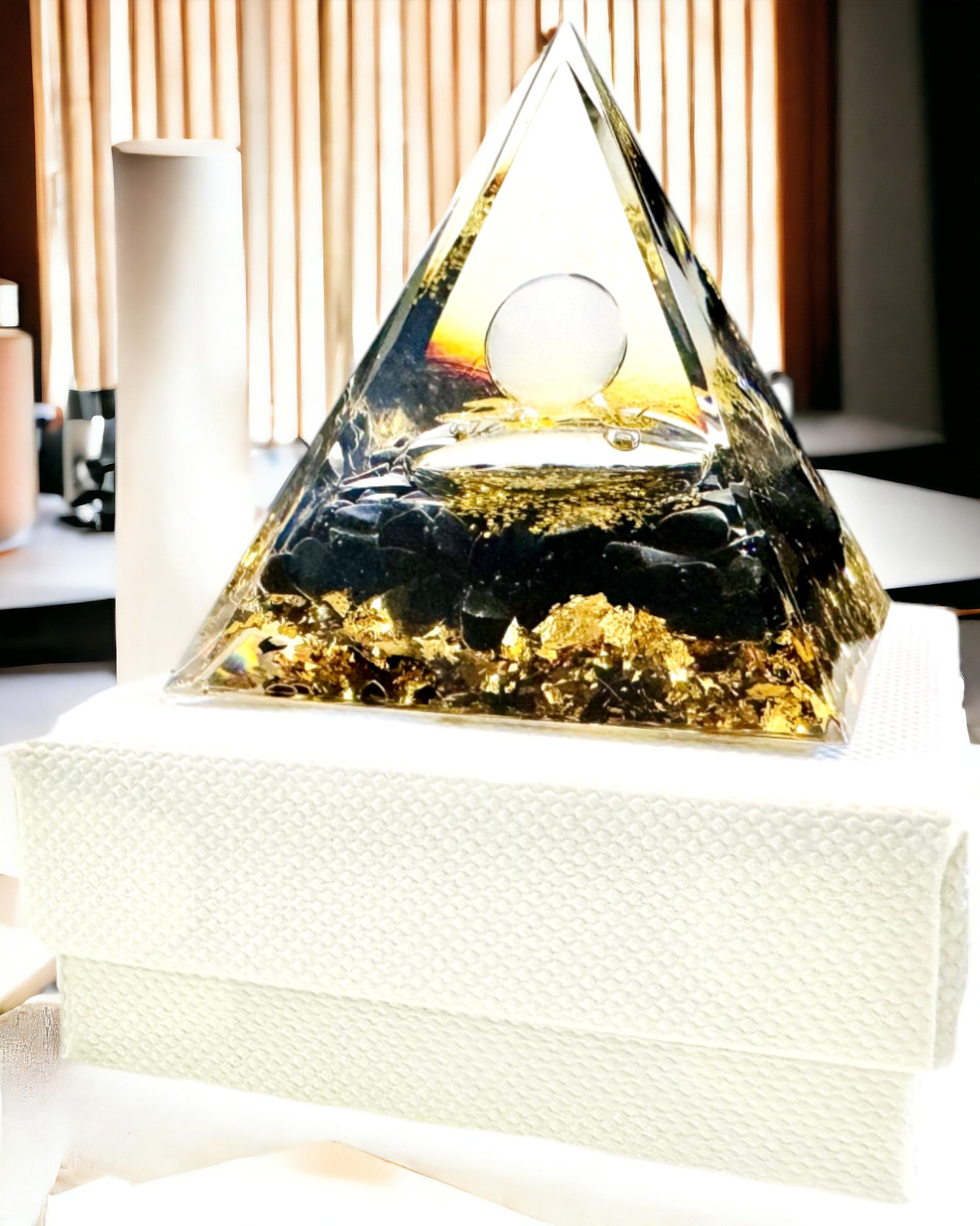 Orgonit-Pyramide mit Obsidian – Chakra-Energie-Generator, Reiki-Meditationswerkzeug mit natürlichem Stein