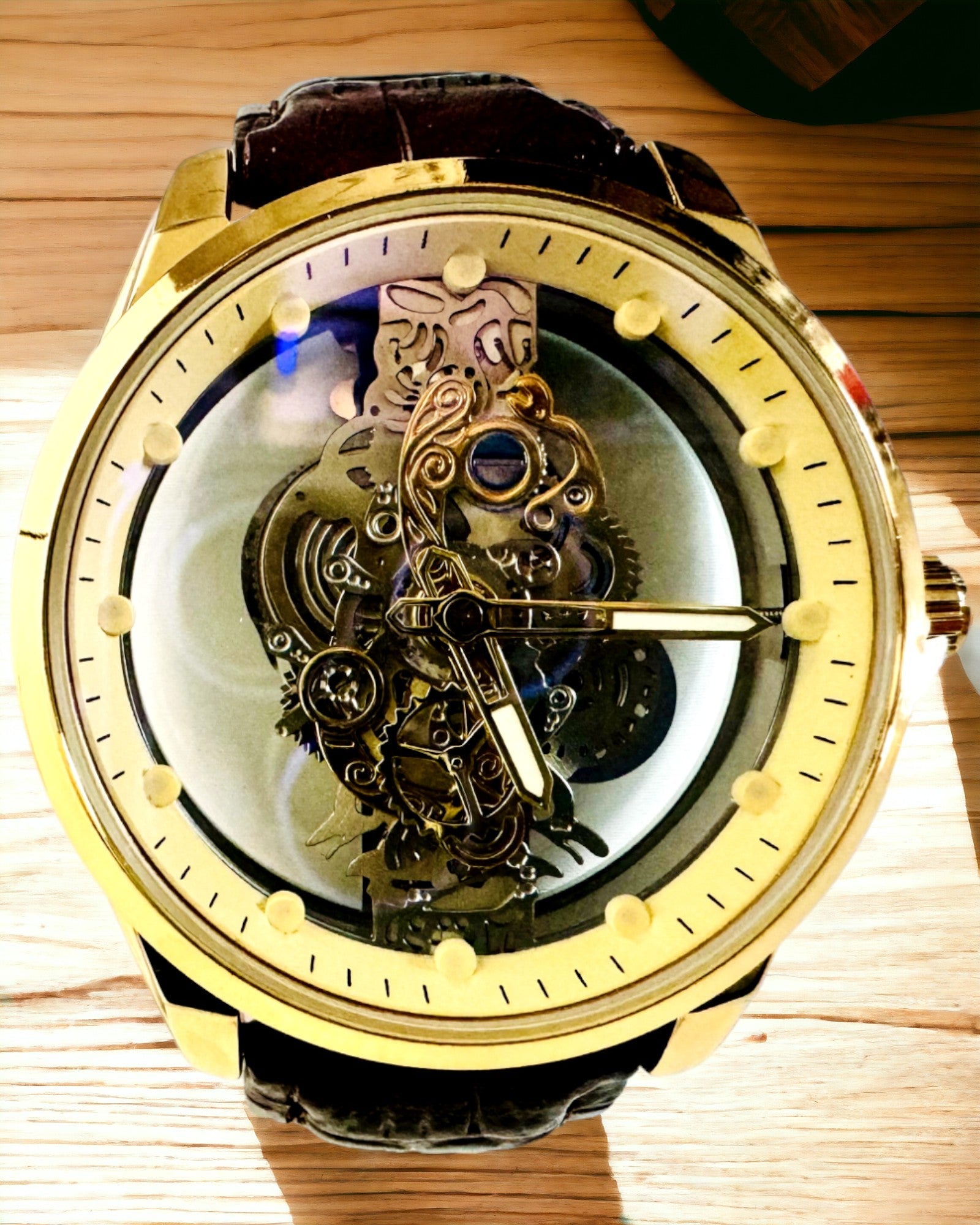 Herenhorloge met Doorzichtig Mechanisme - Elegant en Precisie in Gouden Omhulsel