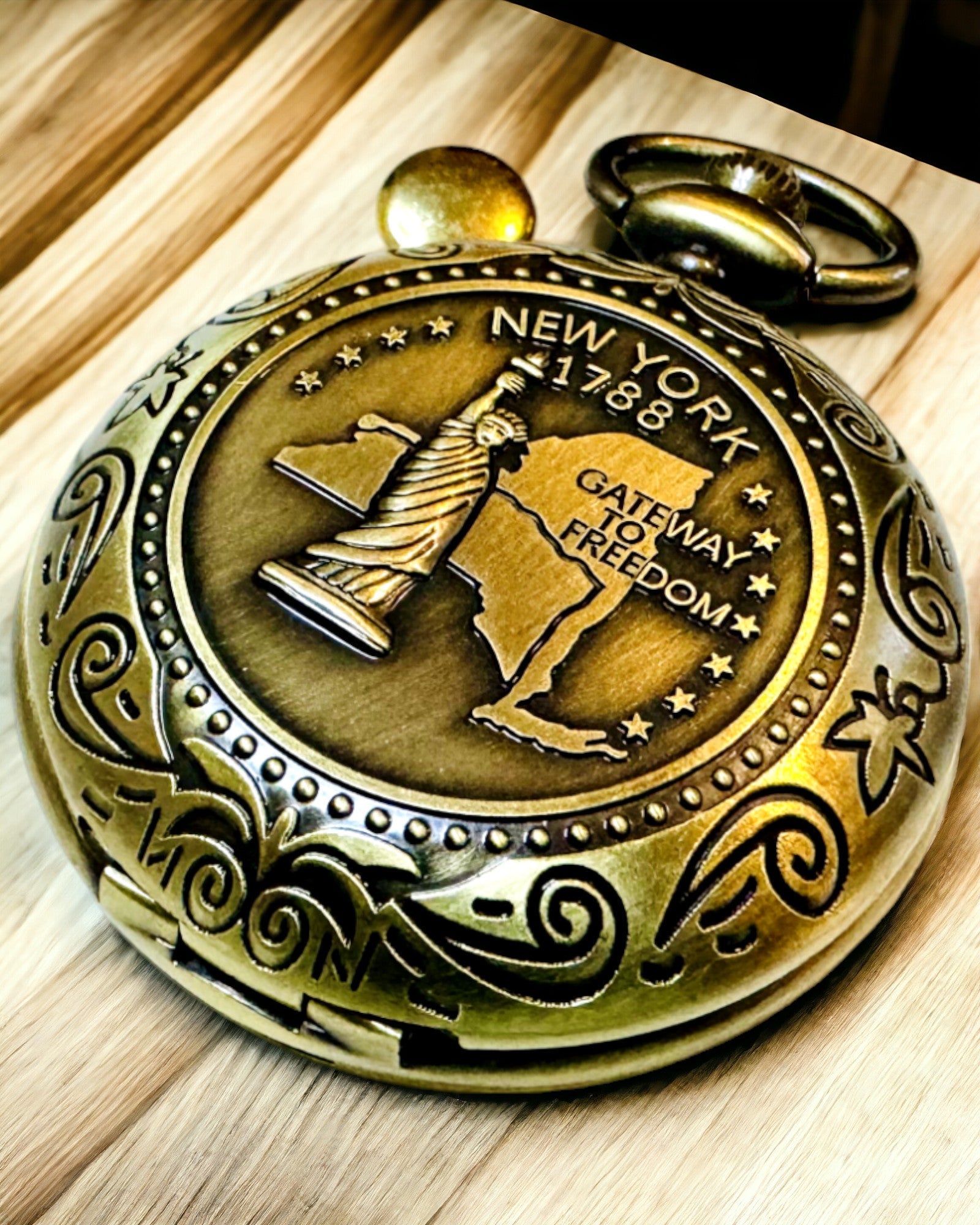 Pocket Retro Compass with New York Theme – Multifunctional, Elegant Compass Featuring the Image of the Statue of Liberty