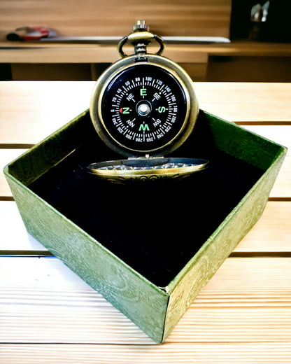 Pocket Retro Compass with New York Theme – Multifunctional, Elegant Compass Featuring the Image of the Statue of Liberty