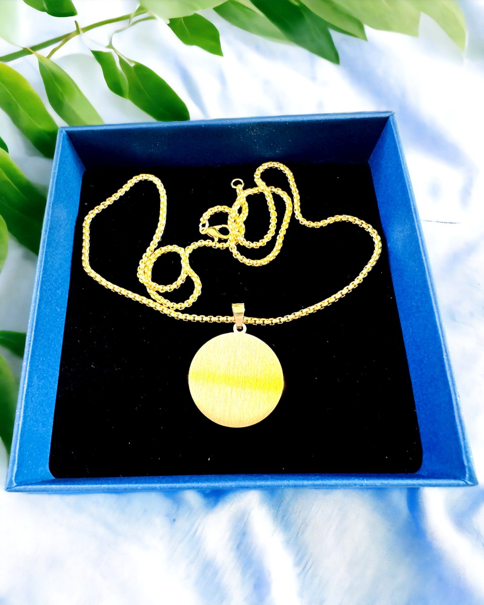 Pendentif "Urban Elegance" – Médaille Ronde en Acier Inoxydable en Deux Couleurs avec Possibilité de Personnalisation