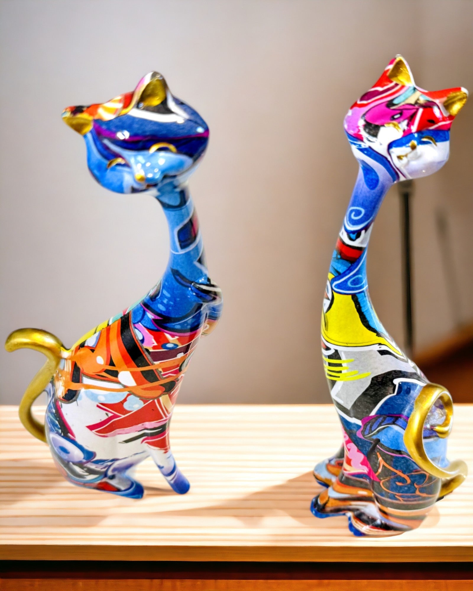 Figurines de Chats Abstraits "ArtCats", Peintes à la Main, Résine – 25 cm, 2 pièces.