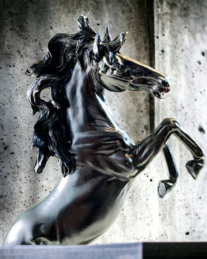 Perle Noire - Sculpture de Cheval Élégance en Mouvement - Possibilité de Gravure