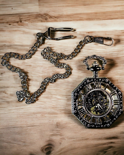 Klassische silberne achteckige mechanische Taschenuhr mit durchbrochener Zifferblatt im Steampunk-Stil