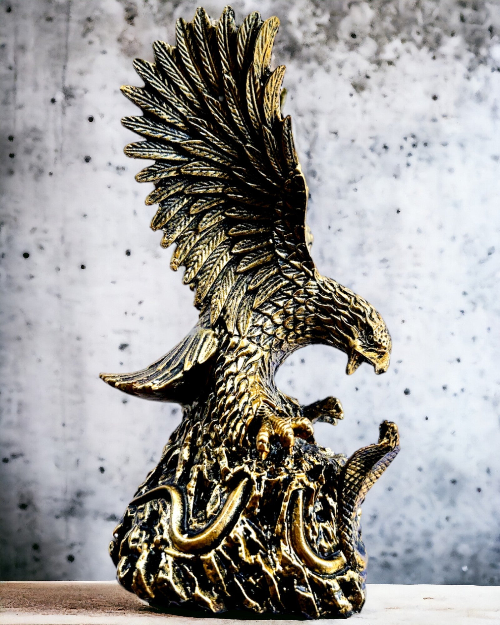 Royal Eagle – Decorative Resin Figurine with Engraving Option