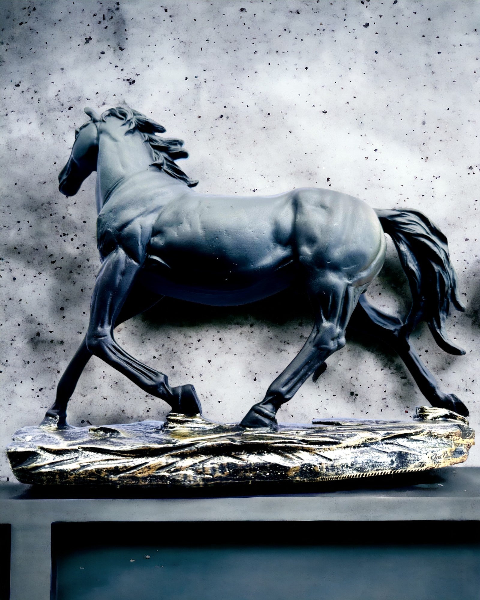 "Cavalier Noir" - Figurine Élegante de Cheval avec Possibilité de Gravure