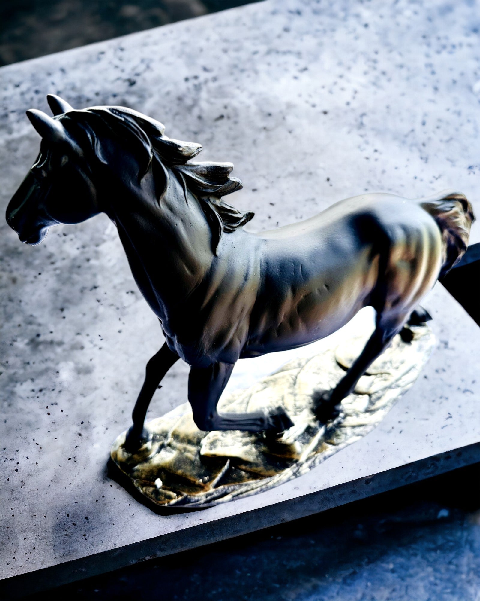 "Cavalier Noir" - Figurine Élegante de Cheval avec Possibilité de Gravure