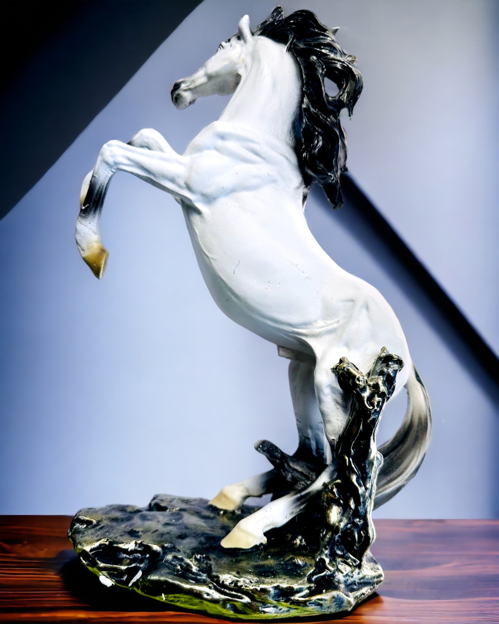 "Sauterelle Élégante" - Figurine de Cheval Blanche avec Possibilité de Gravure