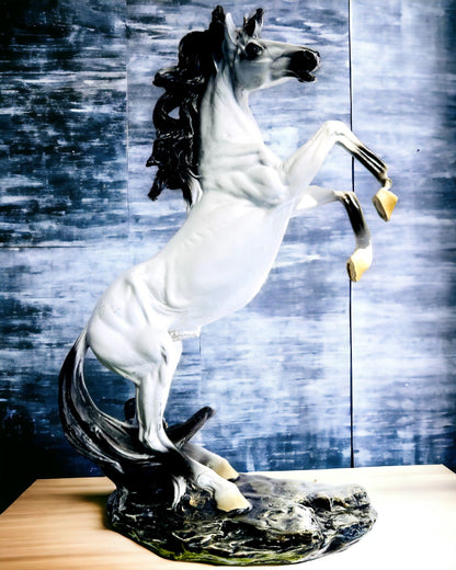 "Sauterelle Élégante" - Figurine de Cheval Blanche avec Possibilité de Gravure