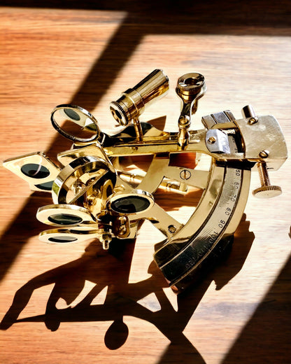 Artistieke sextant in gouden kleur - mogelijkheid tot personalisatie met gravure