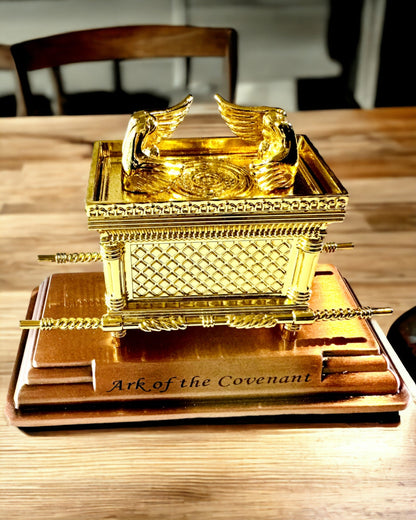 Gouden Replica van de Verbondsark – Decoratieve Ark Standbeeld van Koper in XL Formaat 28x15.6x20 cm