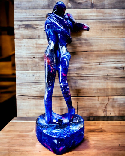 Kosmischer Umarmung - Figur aus Harz mit Gravuroption