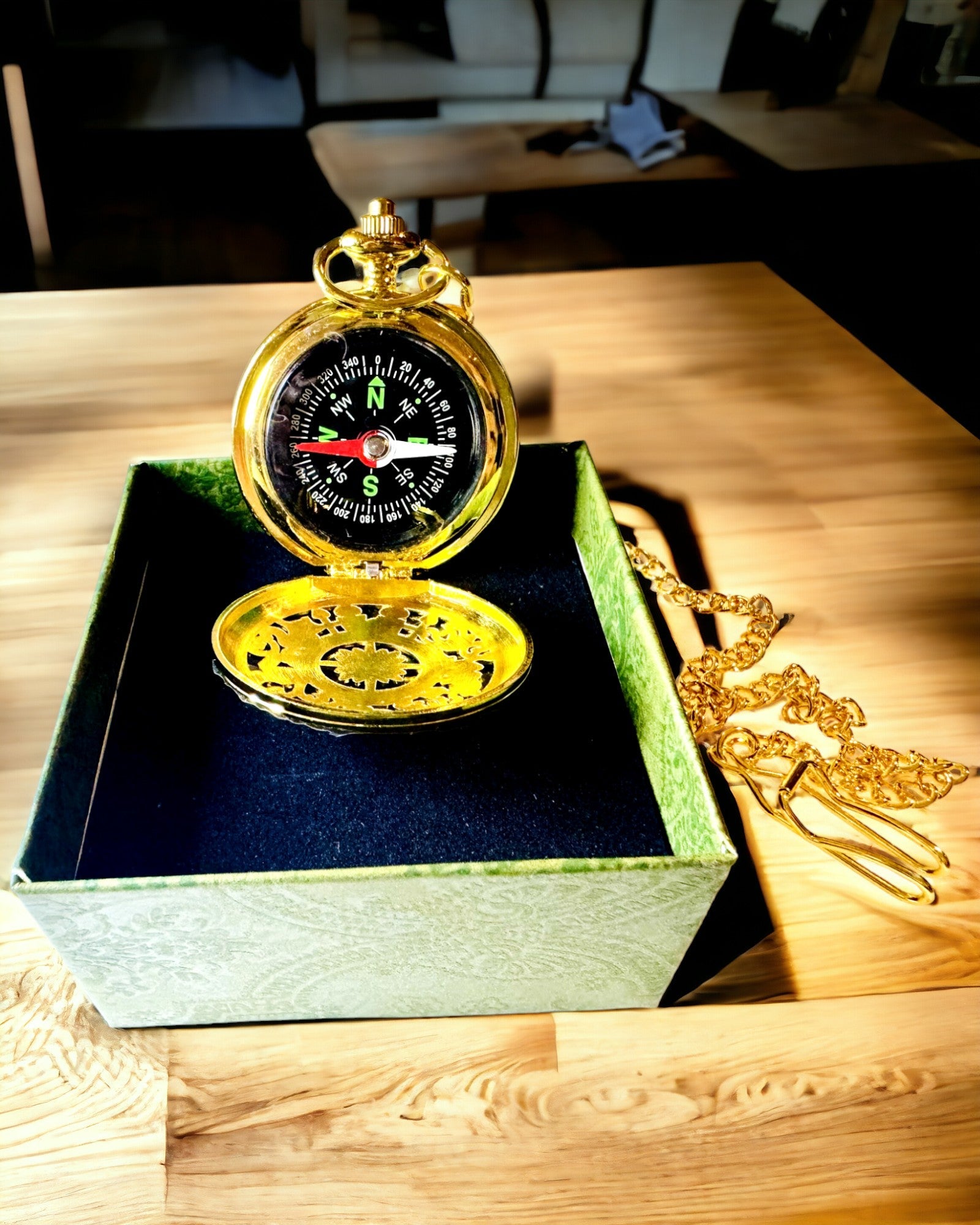 Vintage Style Navigation Compass in Gold with Decorative Pattern – Equipment for Mountain Adventures and Discoveries. Personalization with engraving.