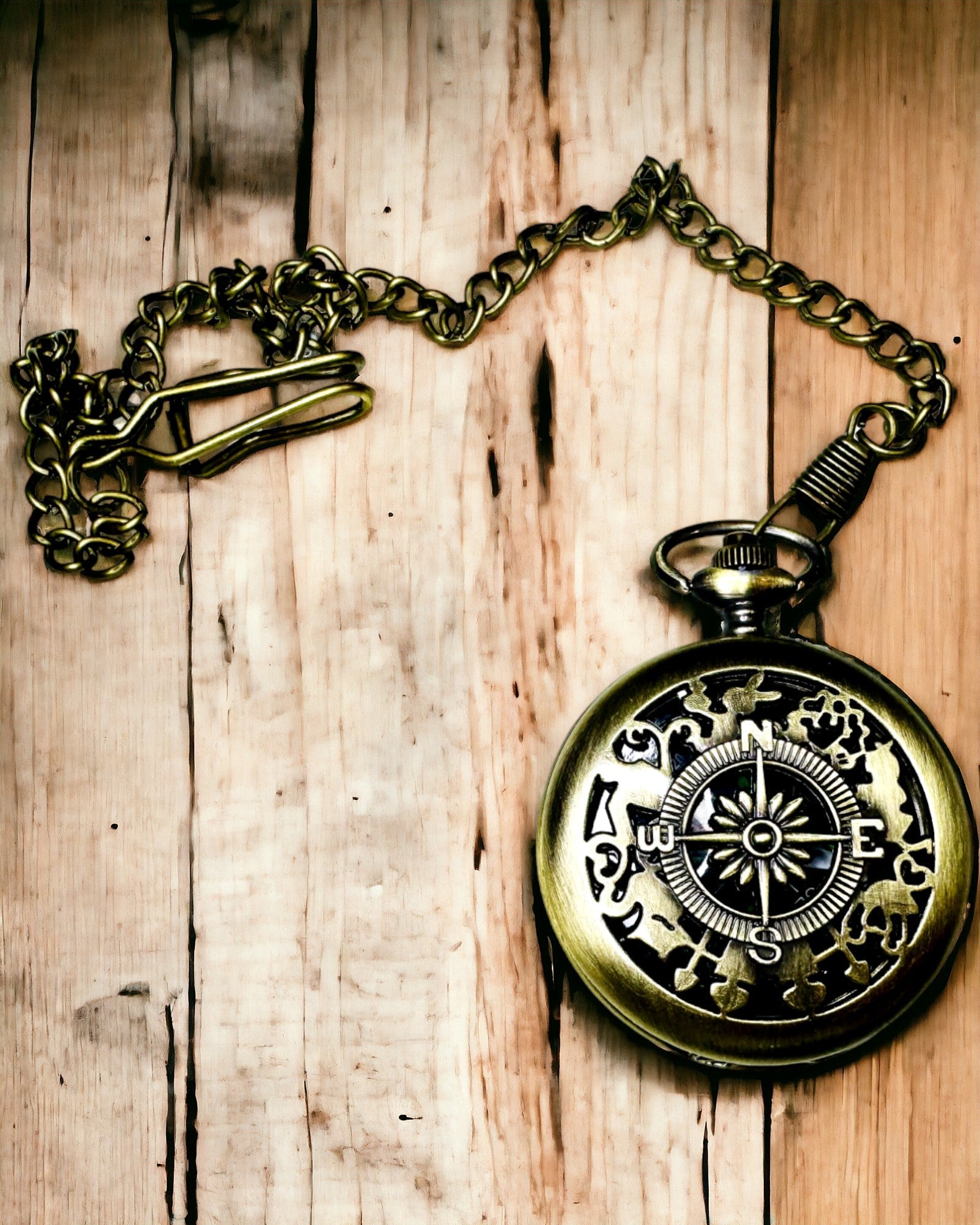 Antique Bronze-Gold Pocket Compass with Lattice Pattern – Perfect for Explorers and Retro Enthusiasts. Personalization with engraving.