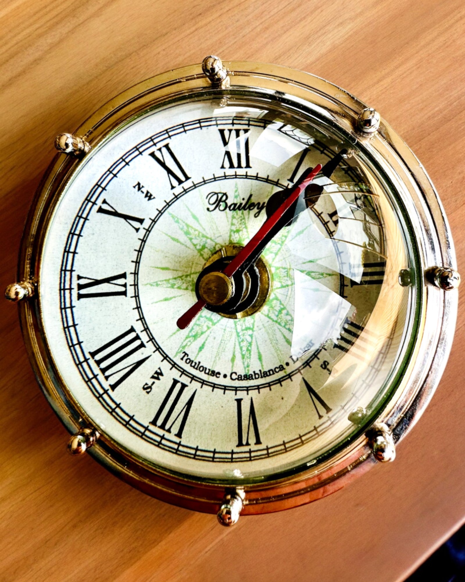 Bailey Compass Clock - Elegancki Zegar z motywem Kompasu z Możliwością Grawerowania