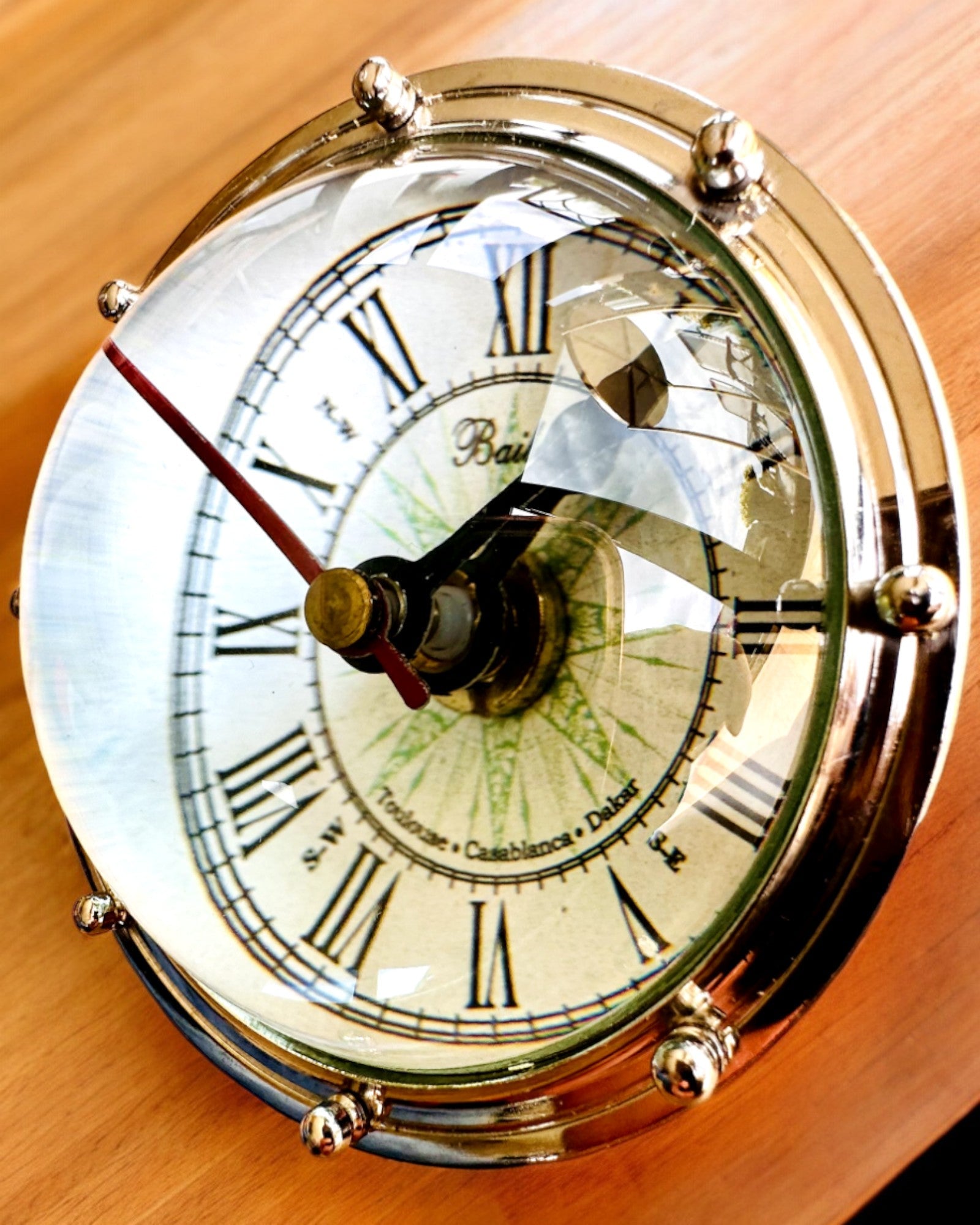 Bailey Compass Clock - Horloge Élégante avec Motif de Compas et Option de Gravure